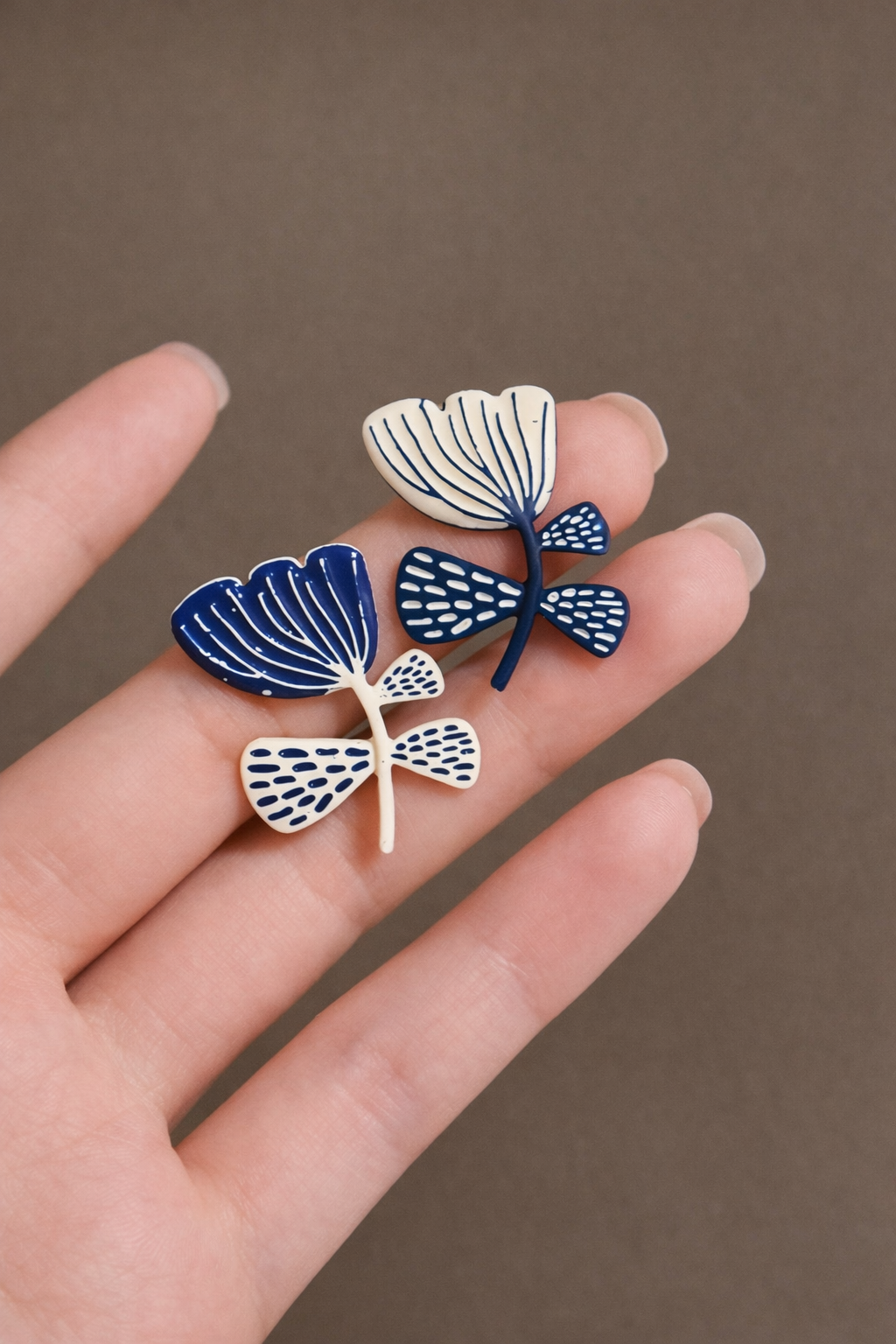 Brinco Assimétrico Floral Azul e Branco