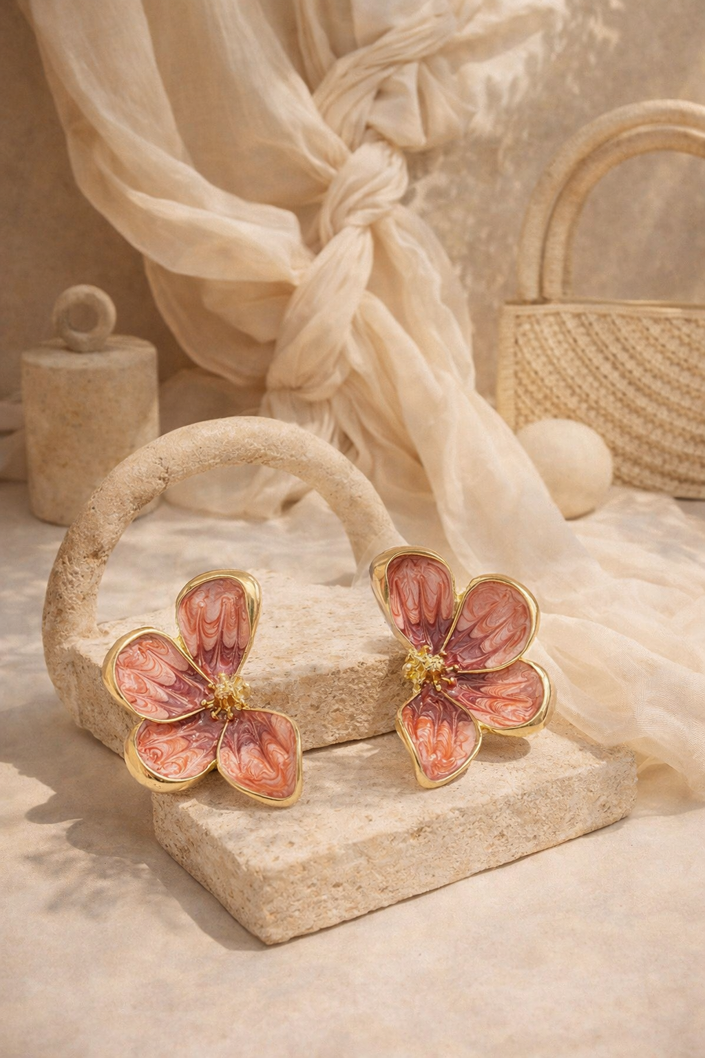 Brinco Flor em Metal Dourado com Esmaltação Artística Rosé