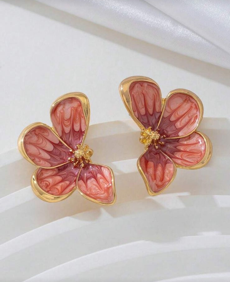 Brinco Flor em Metal Dourado com Esmaltação Artística Rosé