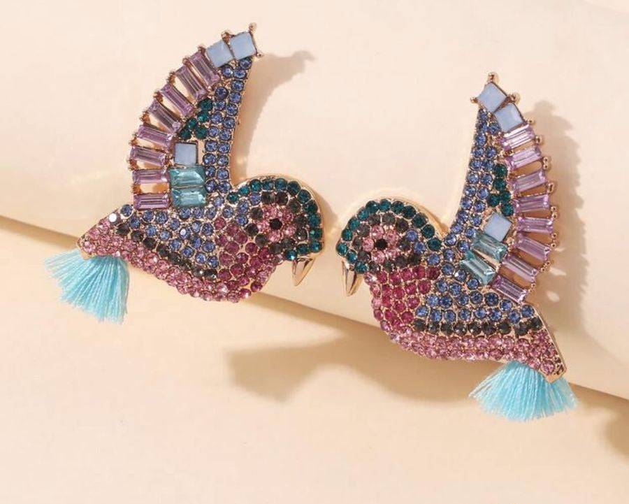 Brinco de pássaro cravejado com bico dourado e delicado tassel azul claro